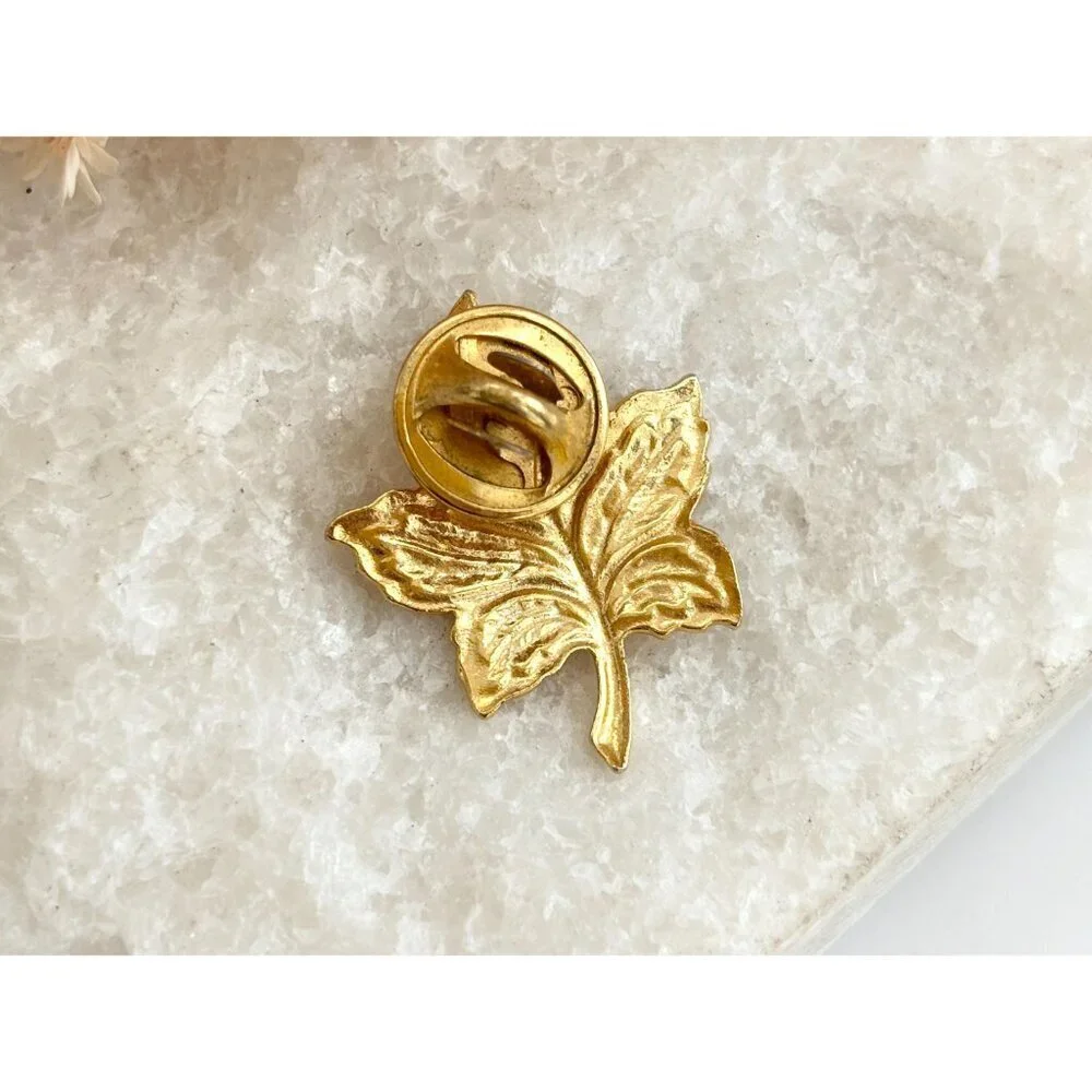 Leaf Shaped Textured Gold Toned Vintage Cute Costume Jewelry Brooch | Lapel Pin